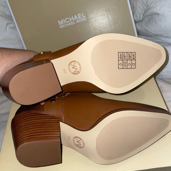 Michael Kors brown bootie - Picture 2 of 3